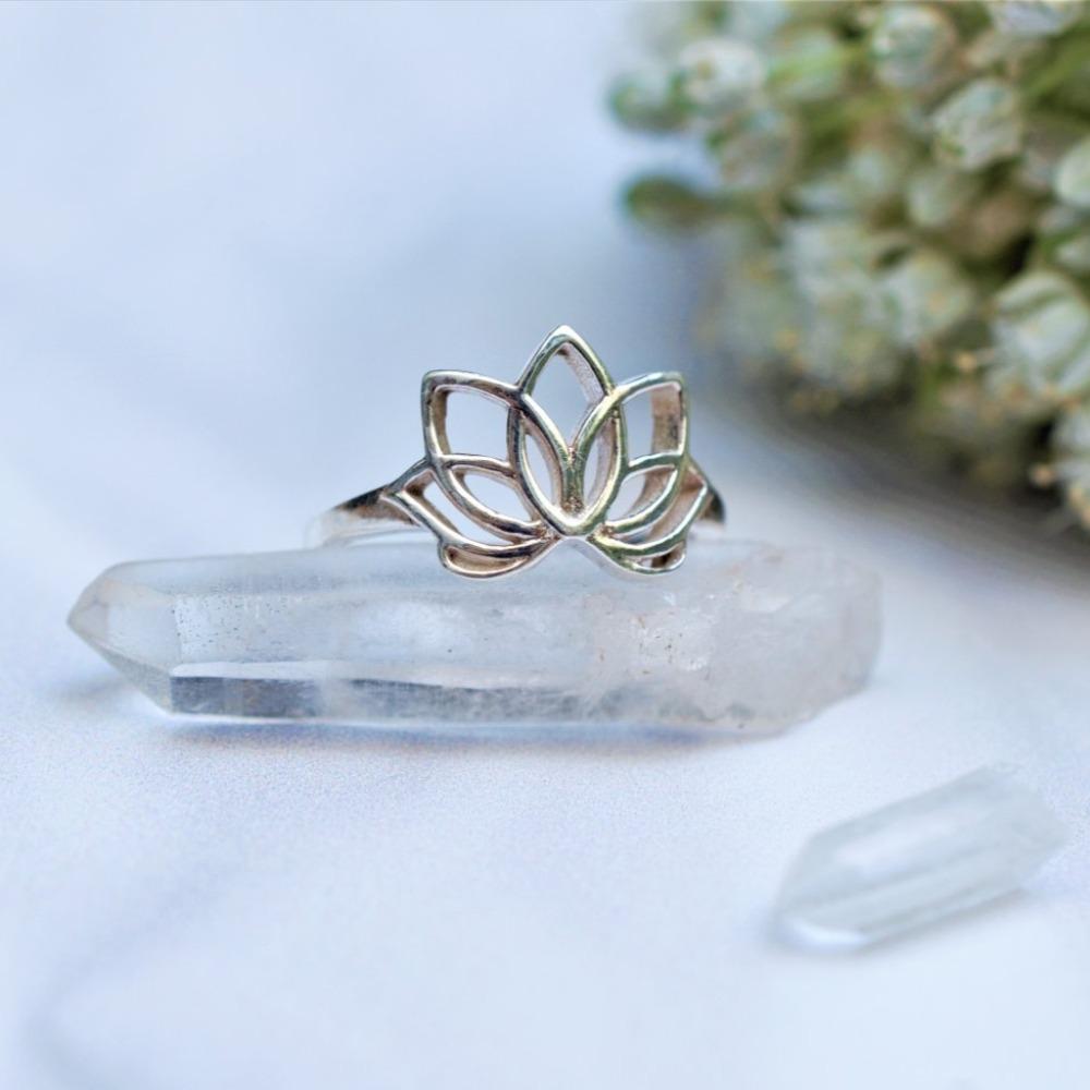 Delicate Lotus Outline Ring – Super Silver